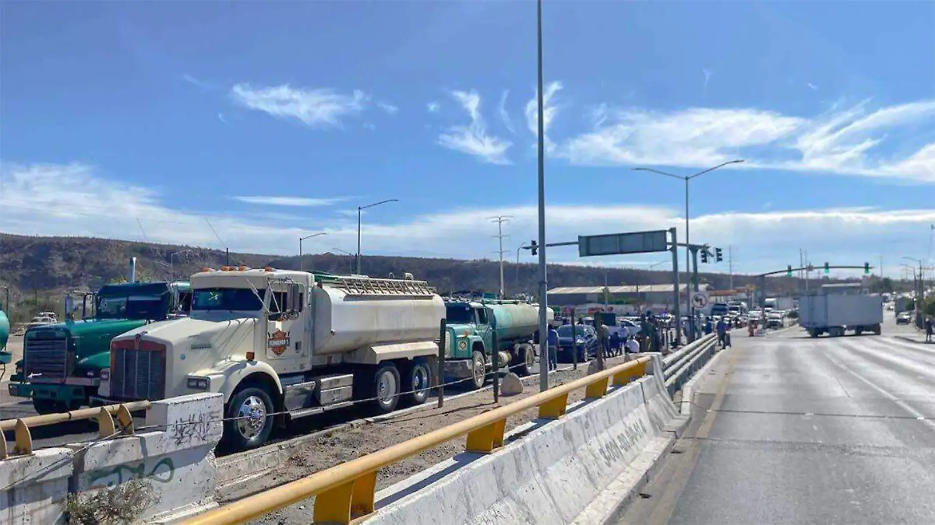 grupo de piperos realizando un bloqueo vehicular en el puente de la 8 de octubre